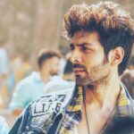 Kartik Aaryan Instagram - #PosterLagwaDo 🤟🏻 #LukaChuppi 📷- @harjeetsphotography