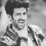 Kartik Aaryan Instagram - #PosterLagwaDo 🤟🏻 #LukaChuppi 📷- @harjeetsphotography
