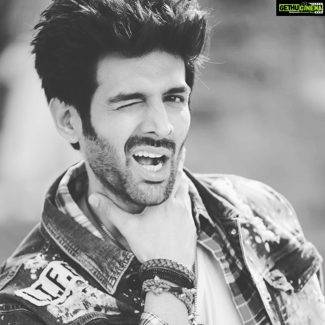 Kartik Aaryan Instagram - #PosterLagwaDo 🤟🏻 #LukaChuppi 📷- @harjeetsphotography