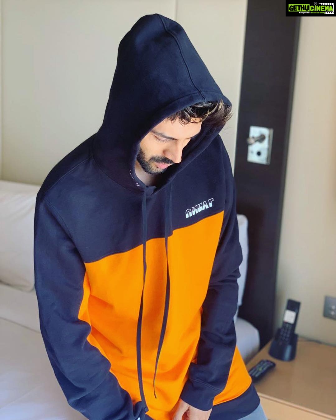 Kartik Aaryan Instagram - Promotions 🤪 #LukaChuppi ❤️ Styled - @the.vainglorious #PoseLikeKartikAaryan 😂 #Lclook5