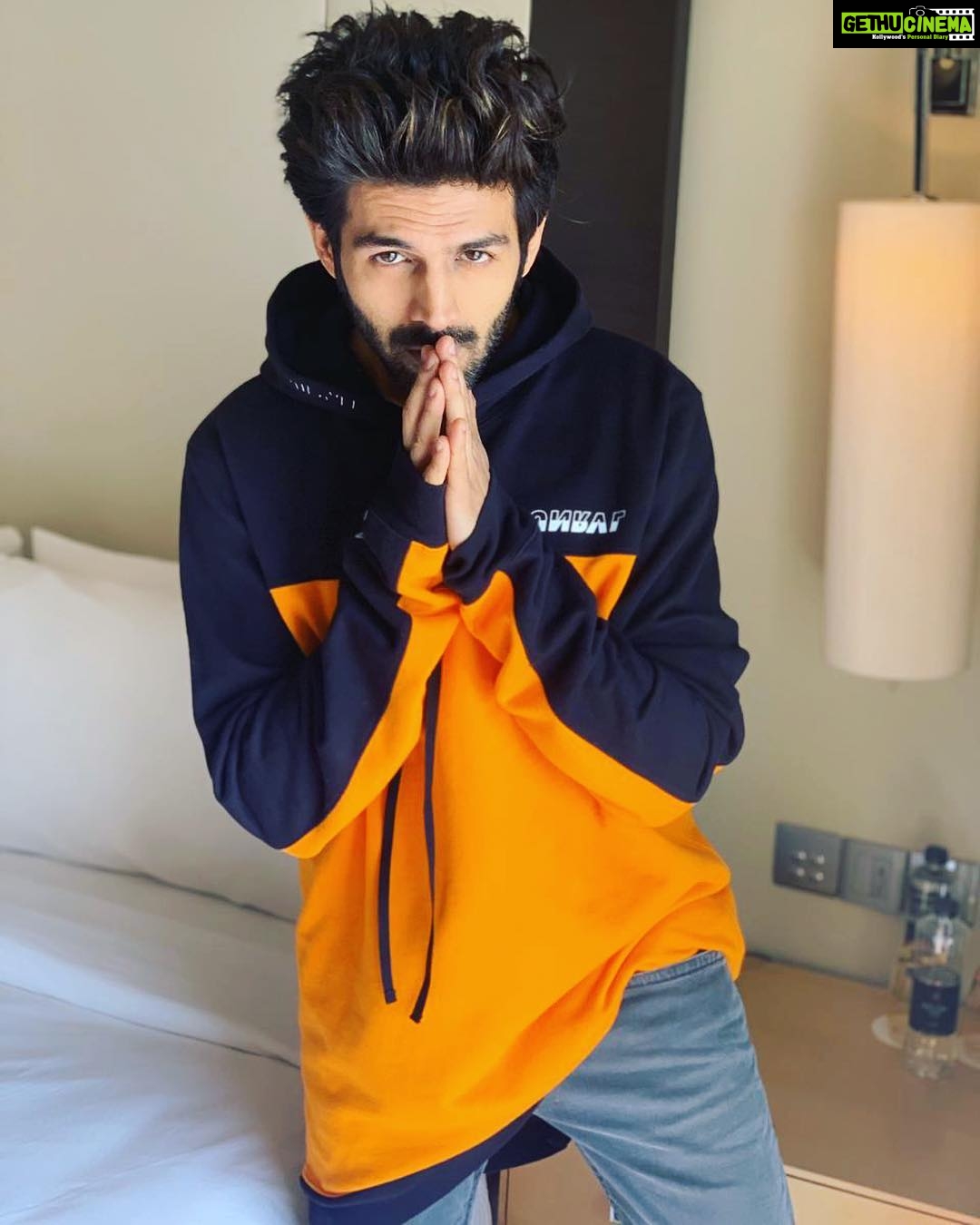 Kartik Aaryan Instagram - Promotions 🤪 #LukaChuppi ❤️ Styled - @the.vainglorious #PoseLikeKartikAaryan 😂 #Lclook5