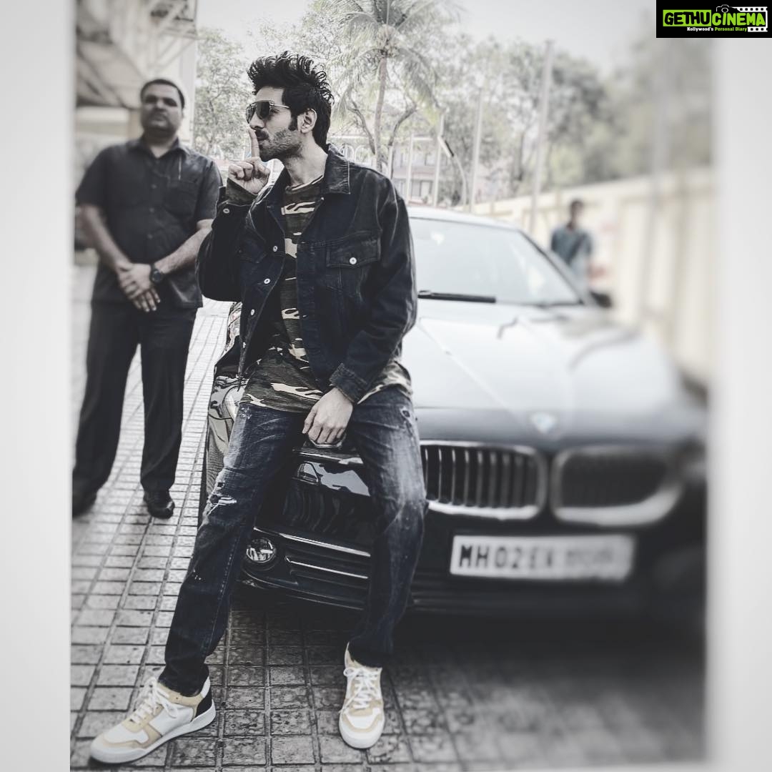 Kartik Aaryan Instagram - Perfect Figure 😂 Playing #LukaChuppi 🤫👀 #TrailerLaunch Styled - @the.vainglorious #Promotions #Look1