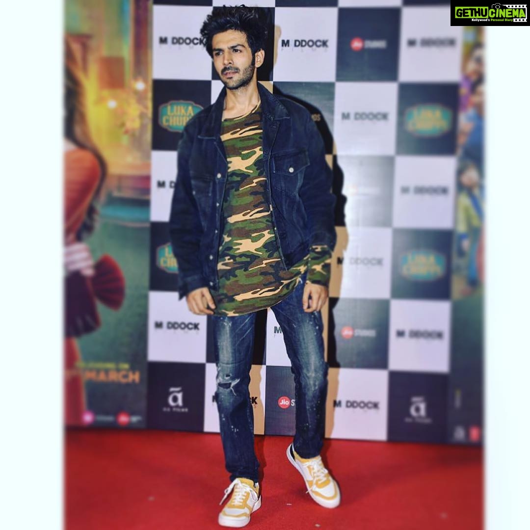 Kartik Aaryan Instagram - Perfect Figure 😂 Playing #LukaChuppi 🤫👀 #TrailerLaunch Styled - @the.vainglorious #Promotions #Look1
