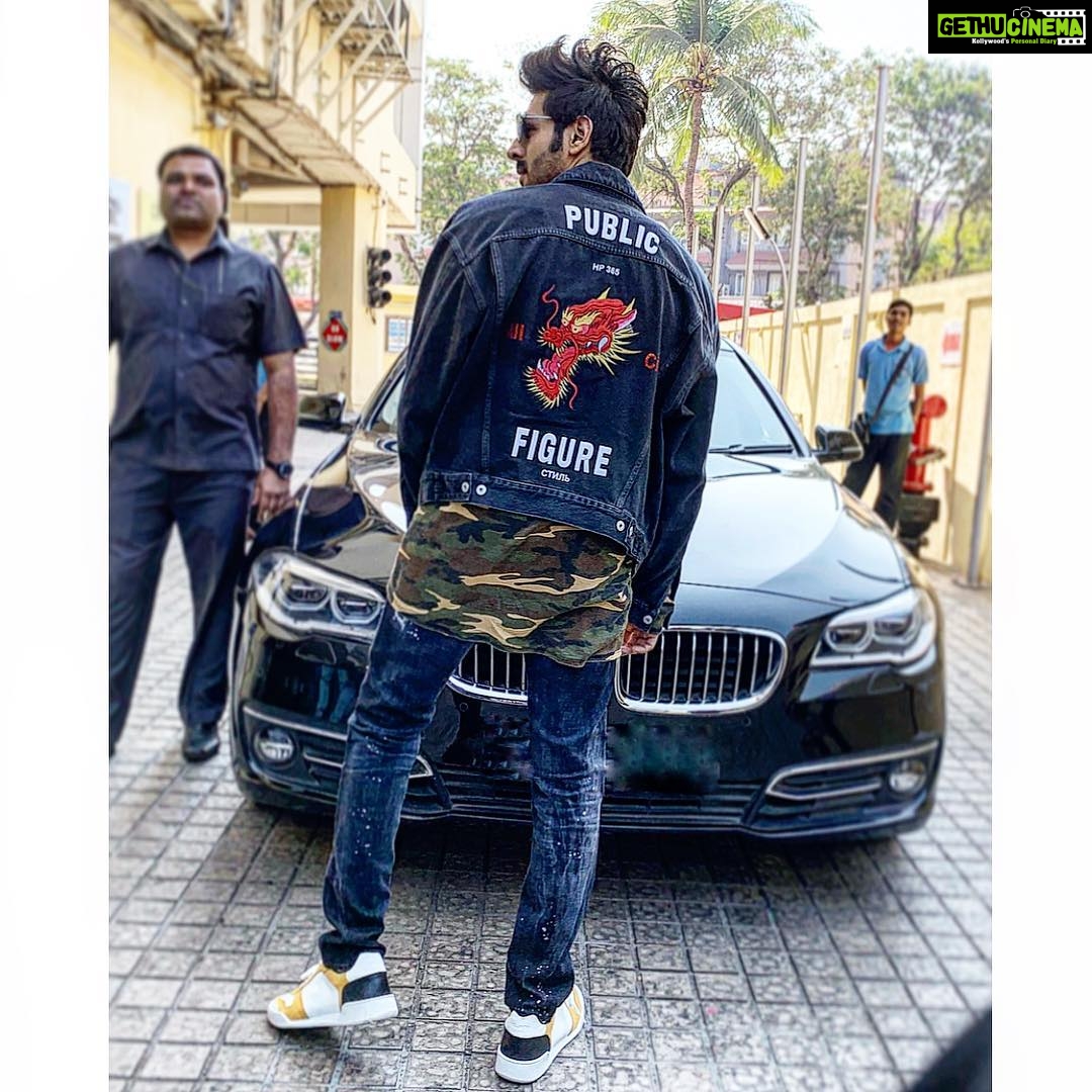 Kartik Aaryan Instagram - Perfect Figure 😂 Playing #LukaChuppi 🤫👀 #TrailerLaunch Styled - @the.vainglorious #Promotions #Look1