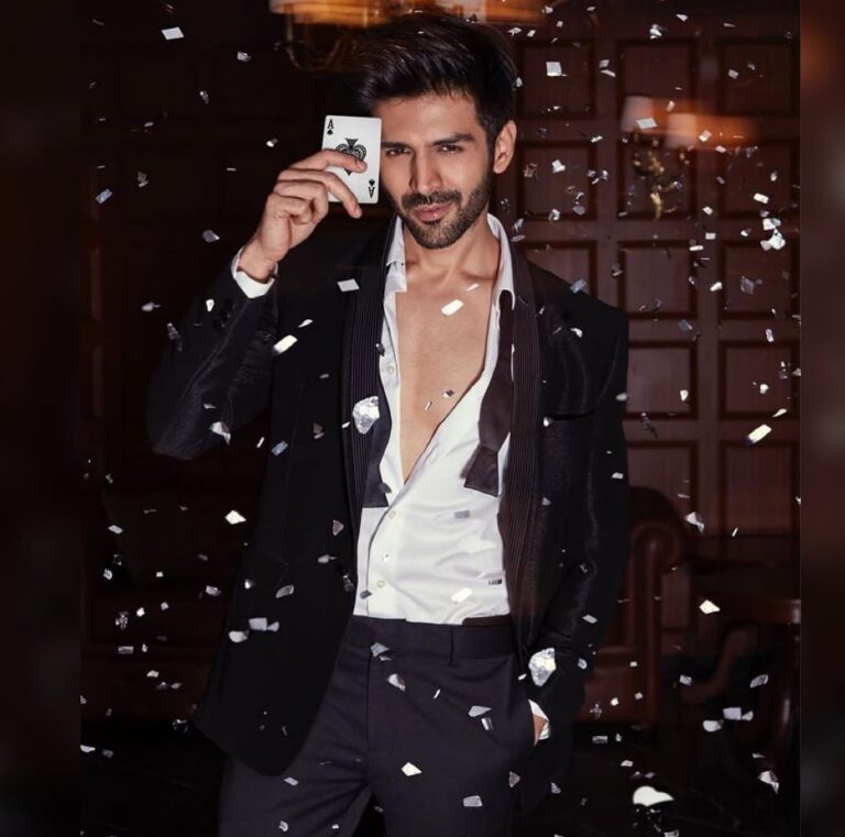 Kartik Aaryan Instagram - The year 2018 has been the most special year of my life ♠️♥️⏳ I can’t thank 2018 in more than one way. The year gave me Sonu. One of my career’s most memorable character and a character that made me take my first step to face the actual flashbulbs in showbiz. So much love and adulation from my well-wishers is a surreal moment for me at times. This year is not just about success, it taught me that Patience, hardwork, dedication and dreams never fail. It pays off. So many years at the movies and I finally make my debut in the industry in different spheres. Thank you 2018 and all you well-wishers of mine. I know with your love and strength, I can warmly welcome the new year with all heart 🙏🏻🎉❤️😘.