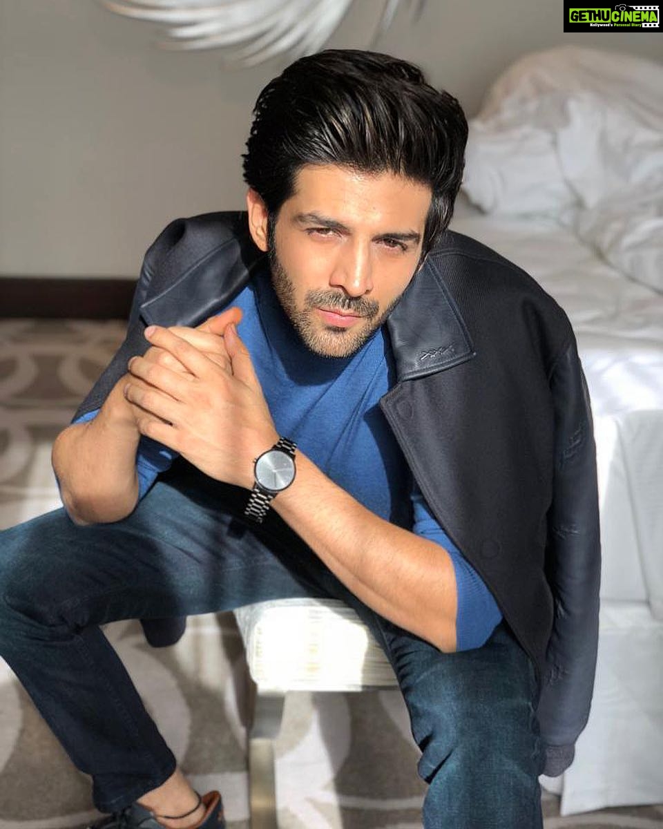 Kartik Aaryan Instagram - Hi there 👋🏻 Lean into great style, whenever, wherever ! 🤓⌚️ #AXTime #ArmaniExchange @armaniexchange