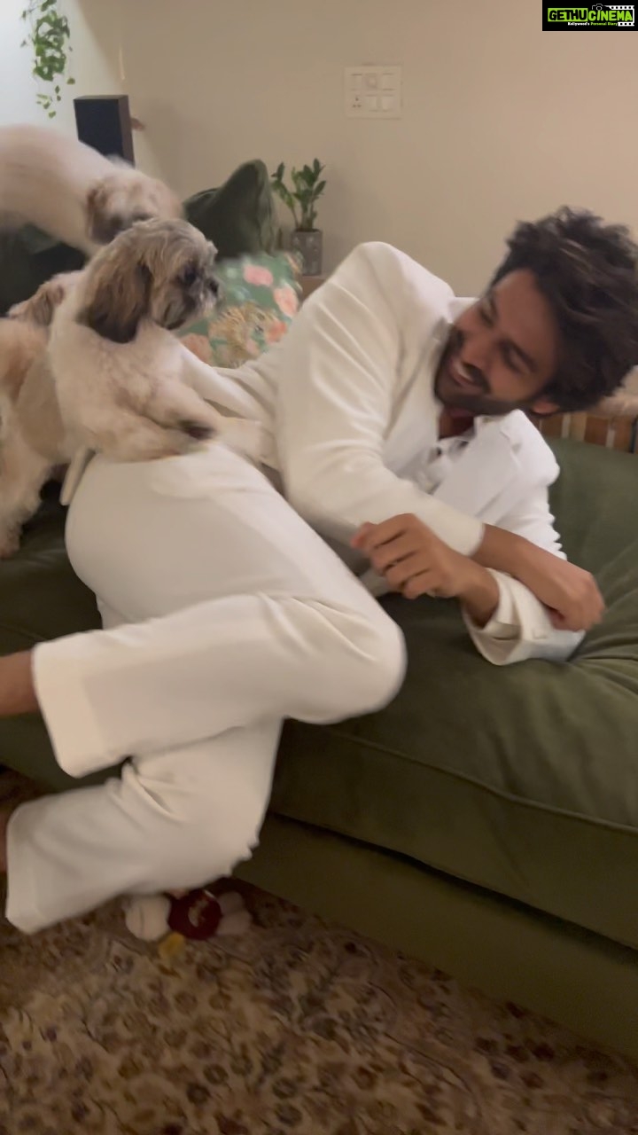 Kartik Aaryan - 1.6 Million Likes - Pyaar jitna bhi mile
kam lagta hai 🥹❤️
