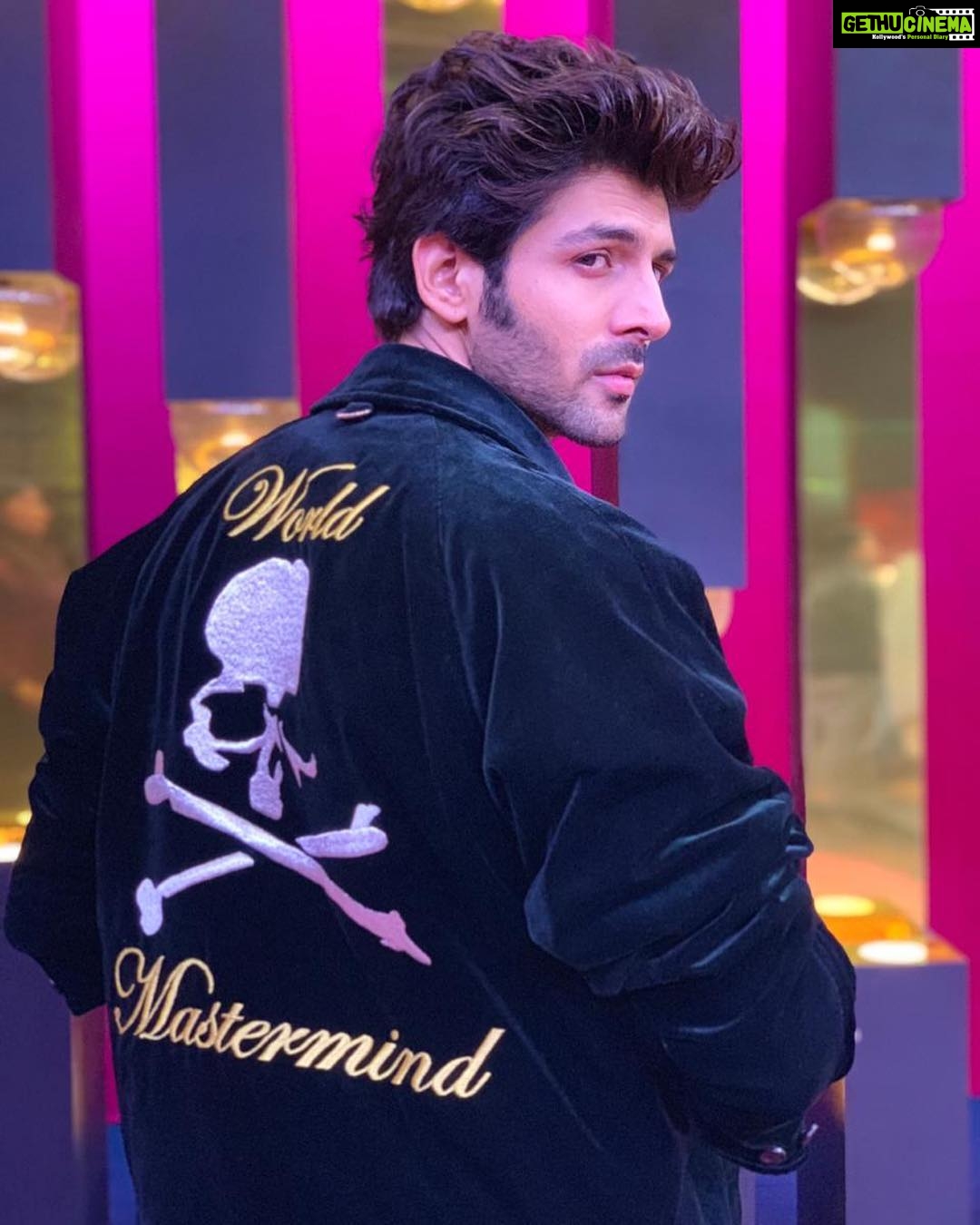 Kartik Aaryan Instagram - Merry Christmas everyone ❤️❤️ Santa has a surprise for you 🎅🏻 - Somethings brewing ☕️ 🤔