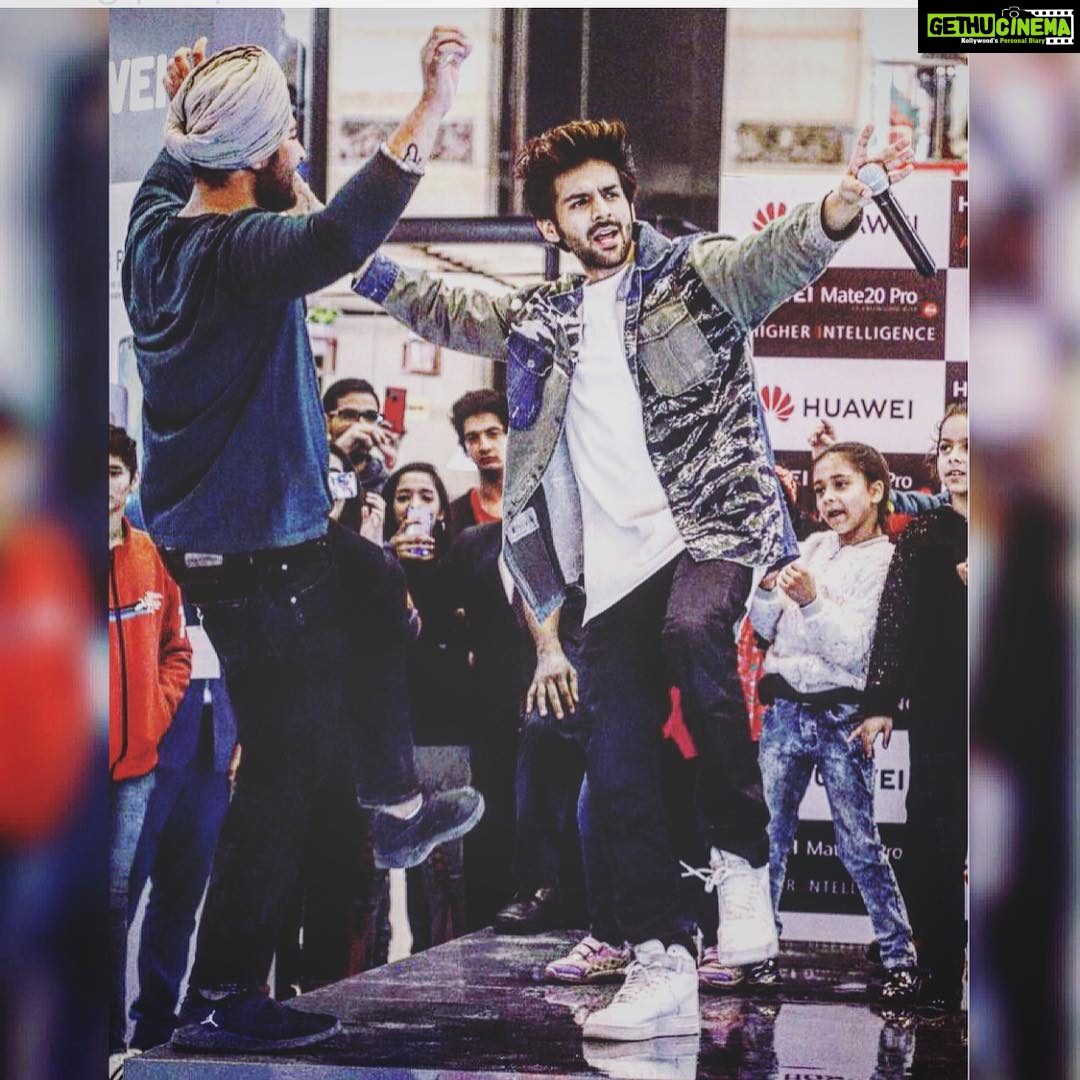 Kartik Aaryan Instagram - Overwhelmed with the response at the #HuaweiPopUp at Ambience Mall, Gurugram! ππ»π Thank you for all the love guys, Right from the warm welcome to the unboxing of the #HuaweiMate20Pro #KingOfSmartphones, it couldn't have been better!π @huaweimobilein Plus Paaji said - Tenu pyaar karda Truck bhar ke πβ€οΈ