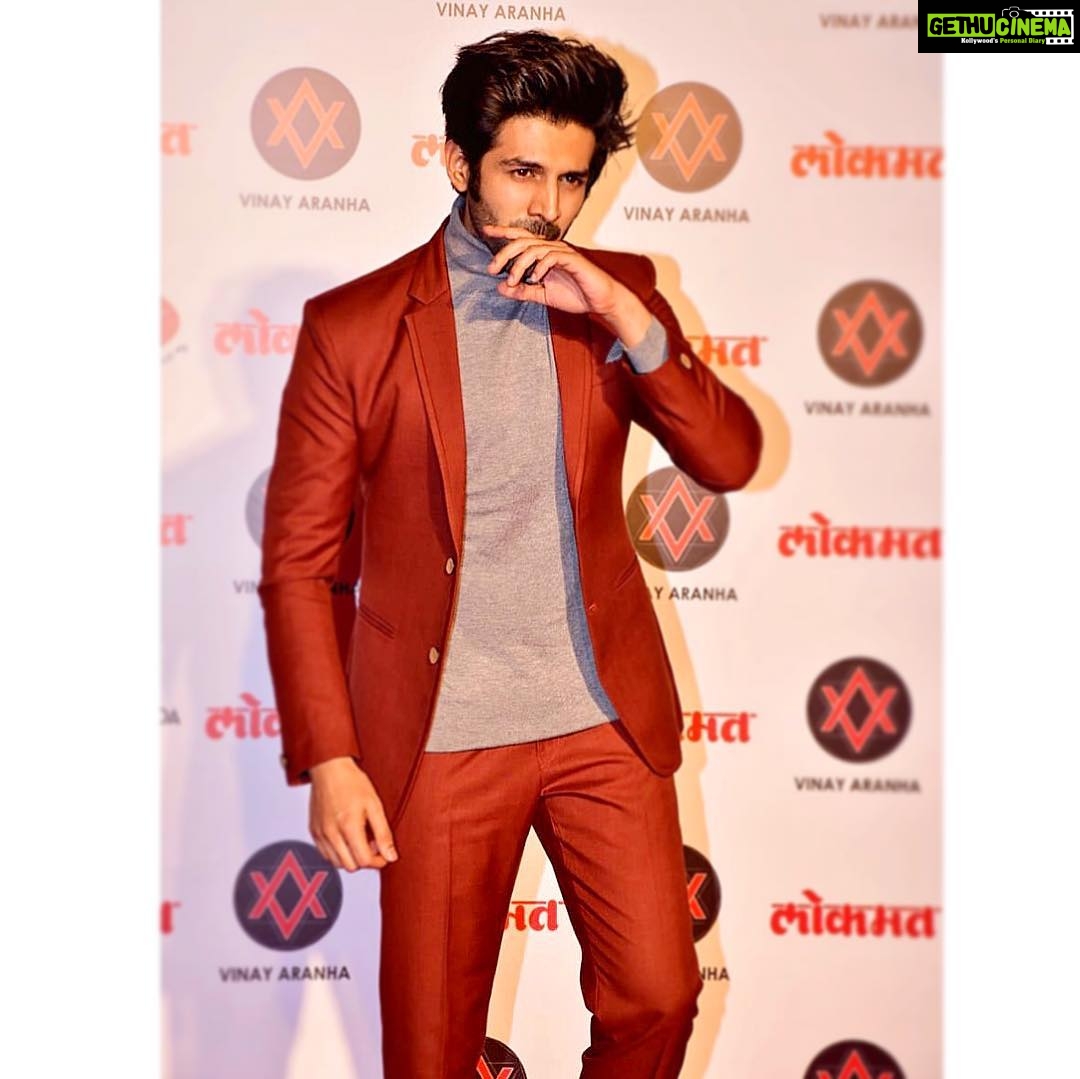 Kartik Aaryan Instagram - Pose maare 😉 About last night ... Styled - @shaleenanathani ❤️