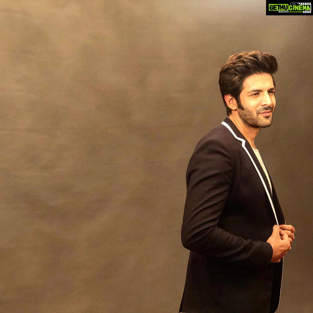 Kartik Aaryan Instagram - #AgendaAajTak18 Spoke about my journey and how life changed in 2018 🙏🏻 Thank you @aajtak ❤️ Styled - @shaleenanathani 😎 New Delhi