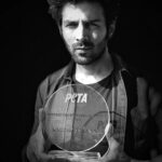 Kartik Aaryan Instagram - Perks of being a vegetarian 🙈😁 Thank you @petaindia ❤️ And all the fans who voted me as the #HottestVegetarianCelebrity2018 🔥🙏🏻