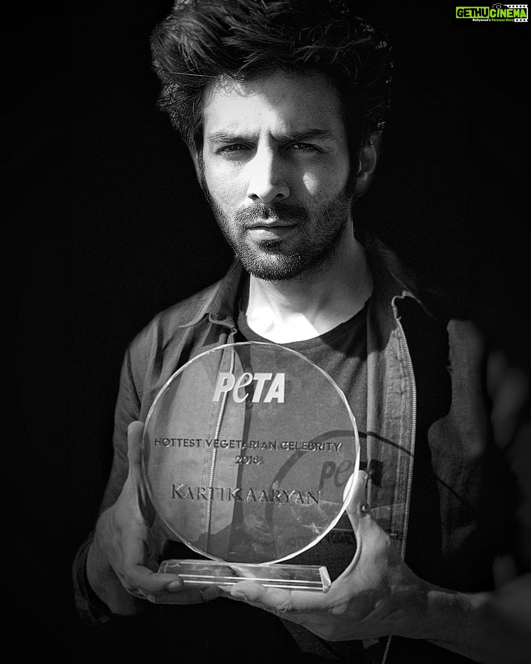 Kartik Aaryan Instagram - Perks of being a vegetarian 🙈😁 Thank you @petaindia ❤️ And all the fans who voted me as the #HottestVegetarianCelebrity2018 🔥🙏🏻
