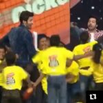 Kartik Aaryan Instagram - Aise dost dushman ko bhi na mile 😂😂 One of our craziest moment @varundvn 🤟🏻 #Kidschoiceawards ❤️👼🏻 #Repost @varundvn ・・・ Bachhe Maan ke sachhe. Having fun with friends @kartikaaryan #blessed #mele