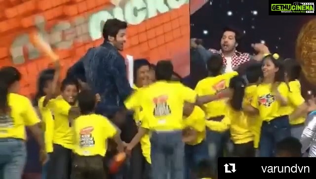 Kartik Aaryan Instagram - Aise dost dushman ko bhi na mile ππ One of our craziest moment @varundvn π€π» #Kidschoiceawards β€οΈπΌπ» #Repost @varundvn γ»γ»γ» Bachhe Maan ke sachhe. Having fun with friends @kartikaaryan #blessed #mele