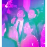Kartik Aaryan Instagram - Had a blast last night 🕺🤟🏻 #Dinookishaadi Congratulations Dinoo and Pramita Wishing you a lifetime of happiness n love ❤️❤️ #Repost @filmfare ・・・ @ranveersingh and @kartikaaryan shake a leg to #AankhMarey at #DineshVijan’s wedding reception.