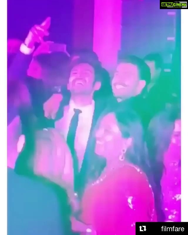 Kartik Aaryan Instagram - Had a blast last night 🕺🤟🏻 #Dinookishaadi Congratulations Dinoo and Pramita Wishing you a lifetime of happiness n love ❤️❤️ #Repost @filmfare ・・・ @ranveersingh and @kartikaaryan shake a leg to #AankhMarey at #DineshVijan’s wedding reception.