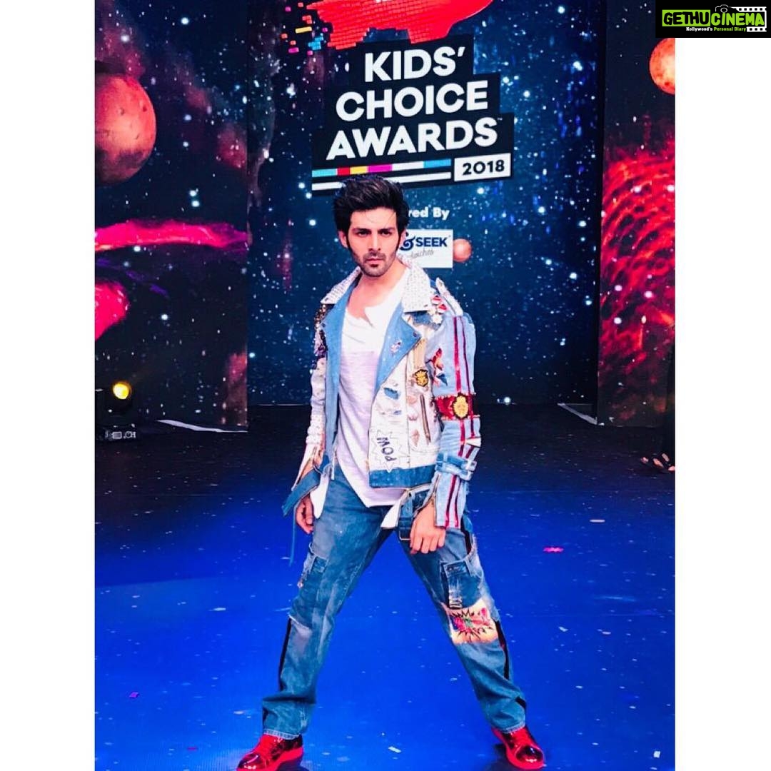 Kartik Aaryan Instagram - Had a blast Hosting and Performing at the #KidsChoiceAwards 👼🏻 Thank u to all the Kids for voting Sonu as the ‘Dynamic Performer of the Year’ 🏆 @nickindiaofficial ❤️
