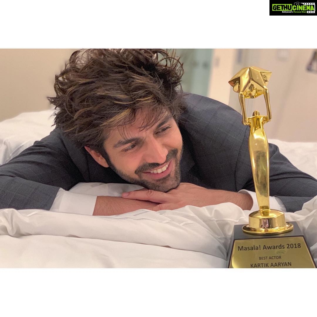 Kartik Aaryan Instagram - Honoured to receive #BestActor2018 at #MasalaAwards for #SonuKeTituKiSweety 🙏🏻 Thank you @masalaUae for the honour :) Sonu will always remain close to my heart ❤ Dubai, United Arab Emirates