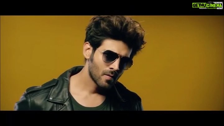 Kartik Aaryan Instagram - #IrusxKartik π Whats ur fav look Shadeπ @iruseyewear by Idee π