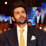 Kartik Aaryan Instagram - This is called Perfection 💛 Thank you @ayushmannk for tying d perfect knot 👔 Delhi