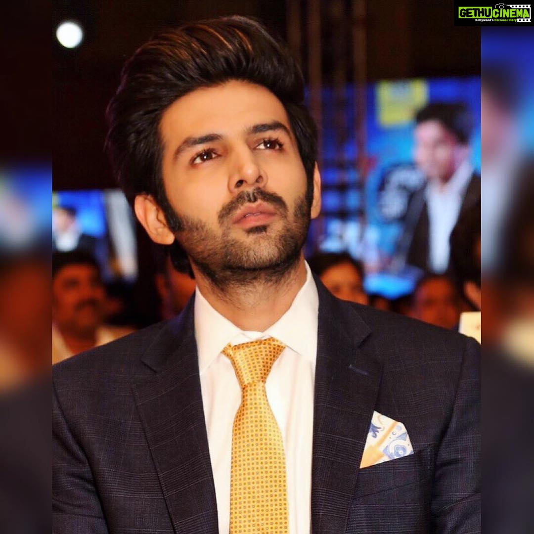 Kartik Aaryan Instagram - This is called Perfection 💛 Thank you @ayushmannk for tying d perfect knot 👔 Delhi