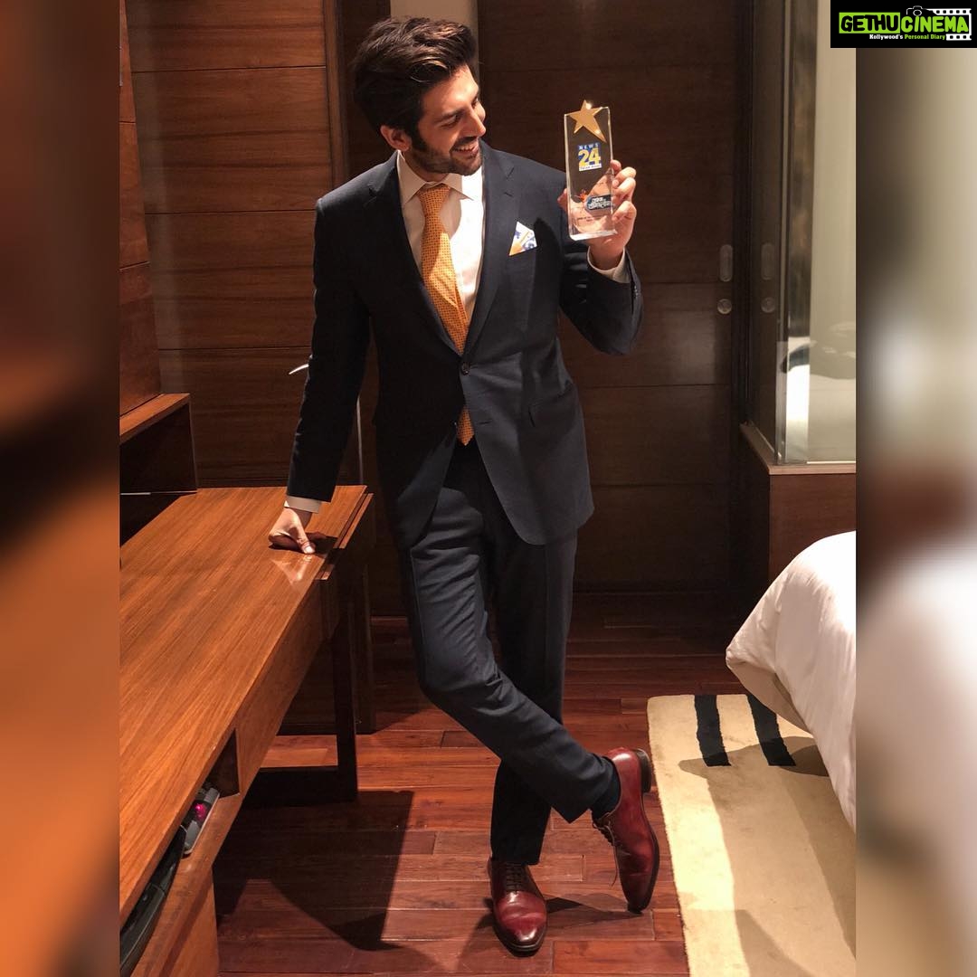 Kartik Aaryan Instagram - Honoured to receive ‘Rising Star Of the Year Award’ 🙏🏻 by Respected Vice President @mvenkaiahnaidu Sir at News24 ‘s Jashne Youngistan.. .... #SONU ❤️ Thank you @News24tvchannel #JashneYoungistan 💪🏻 Delhi, India