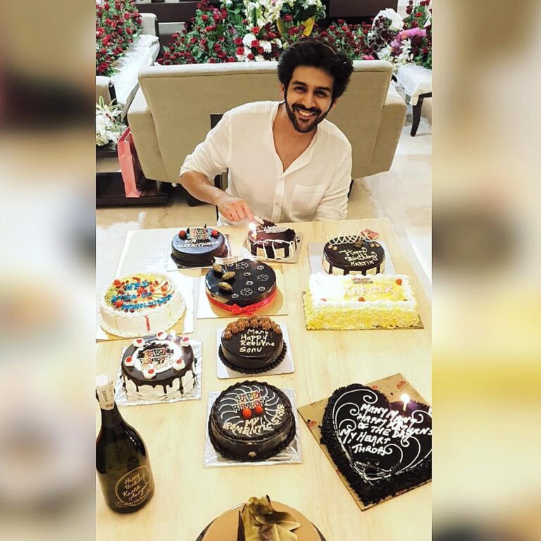 Kartik Aaryan Instagram - One of my most special Birthday !! After a very long time celebrated it with my family ❤️ And Thank you so much for making it even more special with all your Wishes , Flowers, Gifts and Cakes 🎂 😋❤️ #Family #Fans #WellWishers ❤️❤️