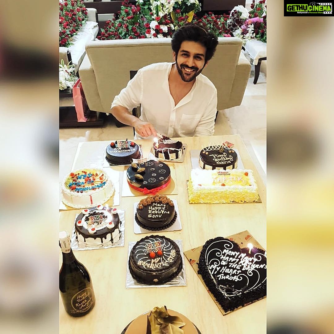 Kartik Aaryan Instagram - One of my most special Birthday !! After a very long time celebrated it with my family ❤️ And Thank you so much for making it even more special with all your Wishes , Flowers, Gifts and Cakes 🎂 😋❤️ #Family #Fans #WellWishers ❤️❤️