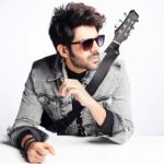 Kartik Aaryan Instagram - Happy to announce my association with Idee’s @iruseyewear 👓 😎 #IrusXKartik #TheRockstar 🎸 🤟🏻 #WhatsYourShade