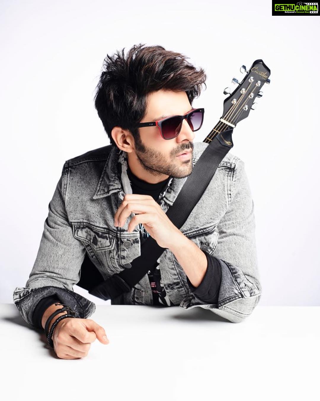 Kartik Aaryan Instagram - Happy to announce my association with Ideeβs @iruseyewear π π #IrusXKartik #TheRockstar πΈ π€π» #WhatsYourShade