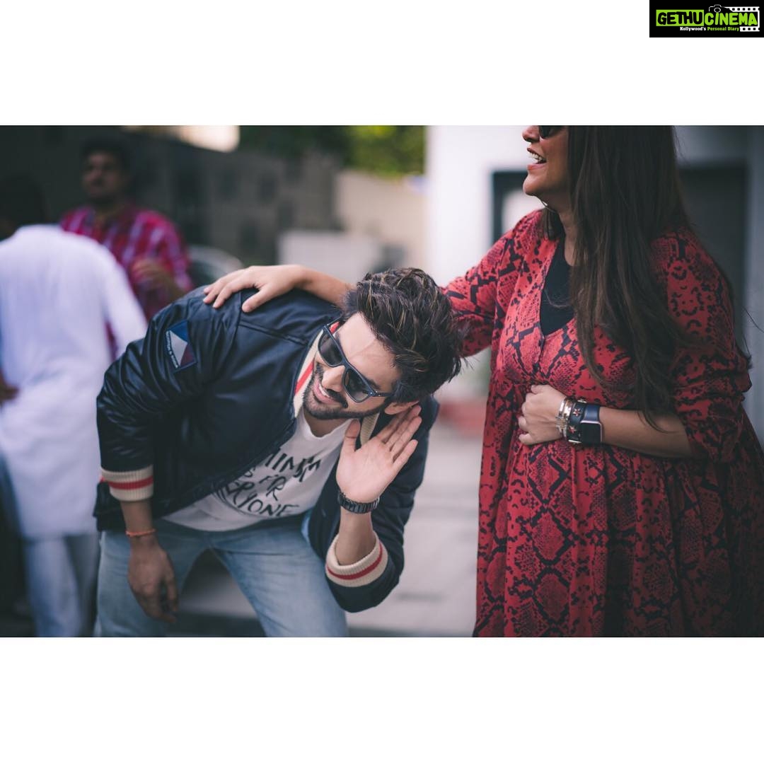 Kartik Aaryan Instagram - Shhh its gonna be between u n me 👶🏻🤫 #NoFilterNeha .... @nehadhupia you are awesome Thank u for having me !! ❤️❤️ 📸 - @rjdeigg Mumbai, Maharashtra