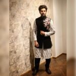 Kartik Aaryan Instagram - Wearing my fav @manishmalhotra05 👔by d glorious @the.vainglorious #Diwali ❤️