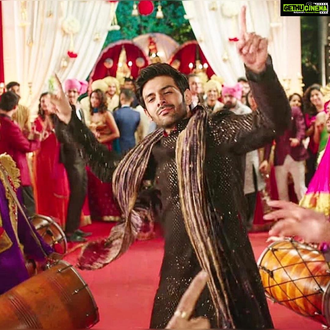 Kartik Aaryan Instagram - This yearโs Diwali is really special and you know why ๐ Thank you for making 2018 a year to remember Sonu ki taraf se a very Happy Diwali ๐ค๐ค