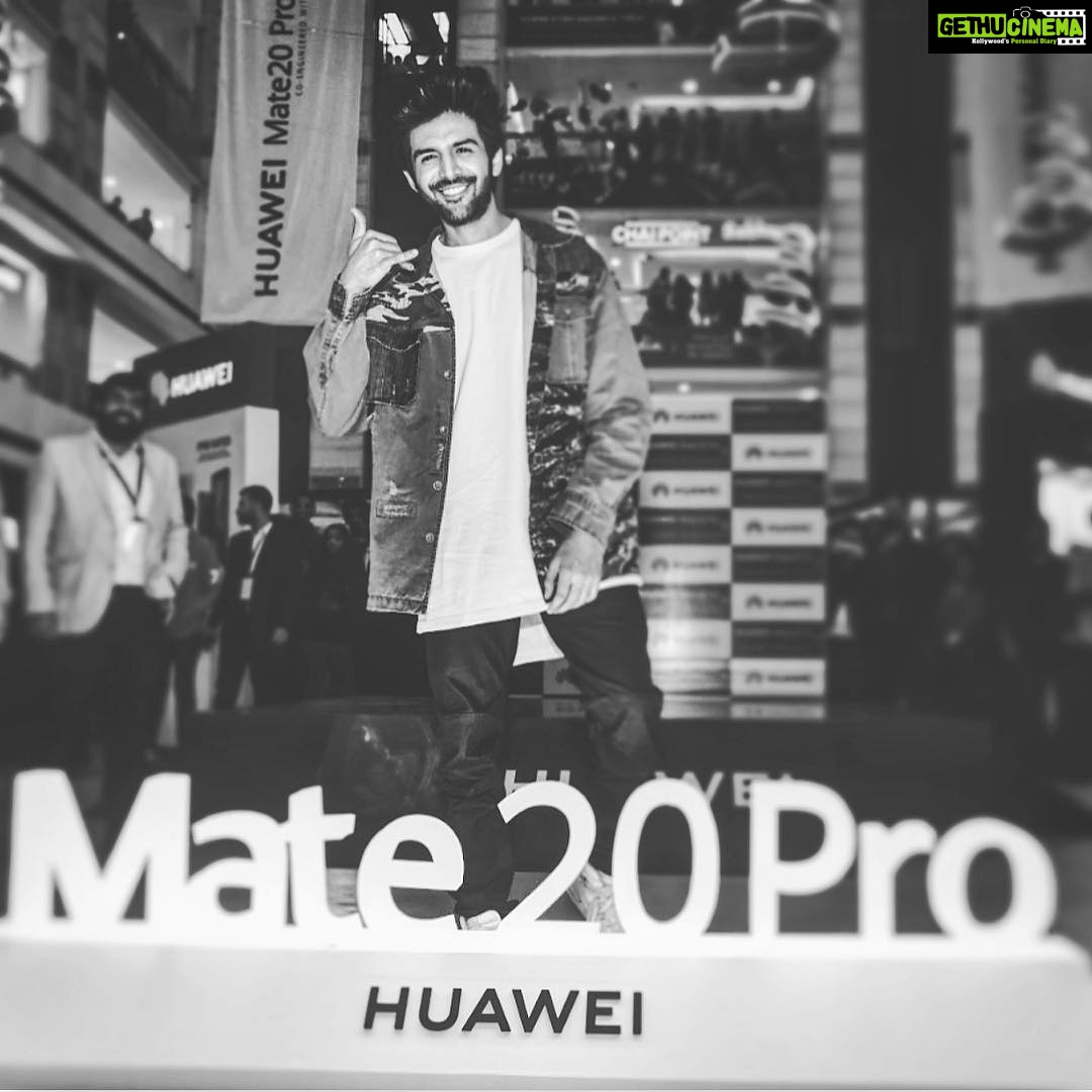 Kartik Aaryan Instagram - Overwhelmed with the response at the #HuaweiPopUp at Ambience Mall, Gurugram! ππ»π Thank you for all the love guys, Right from the warm welcome to the unboxing of the #HuaweiMate20Pro #KingOfSmartphones, it couldn't have been better!π @huaweimobilein Plus Paaji said - Tenu pyaar karda Truck bhar ke πβ€οΈ