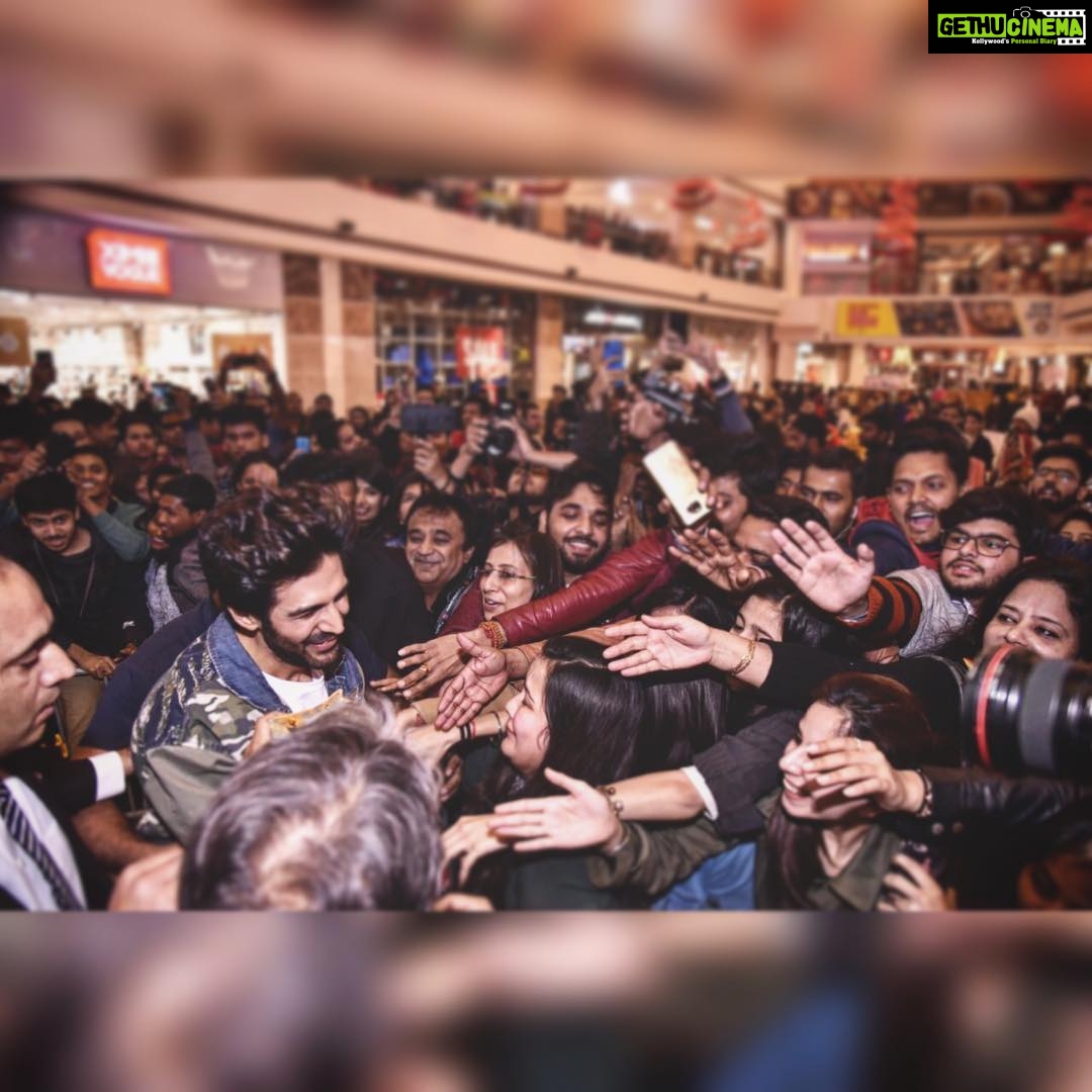 Kartik Aaryan Instagram - Overwhelmed with the response at the #HuaweiPopUp at Ambience Mall, Gurugram! ππ»π Thank you for all the love guys, Right from the warm welcome to the unboxing of the #HuaweiMate20Pro #KingOfSmartphones, it couldn't have been better!π @huaweimobilein Plus Paaji said - Tenu pyaar karda Truck bhar ke πβ€οΈ