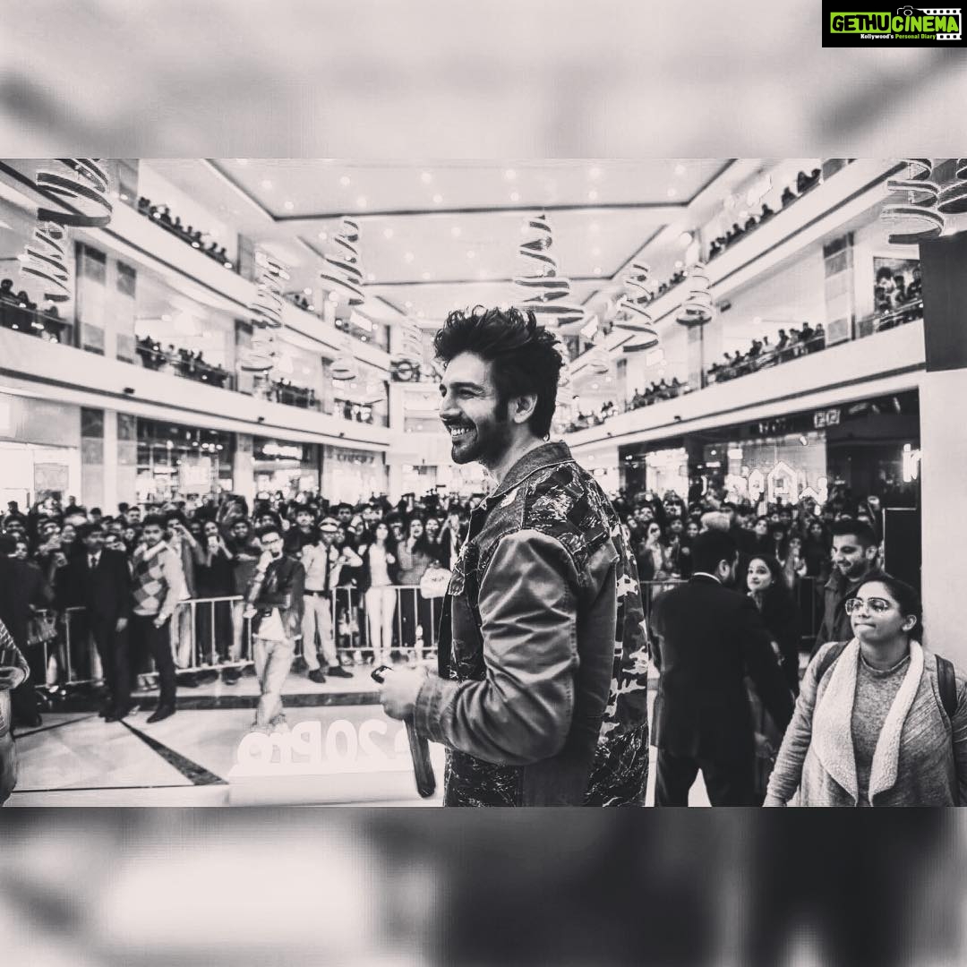 Kartik Aaryan Instagram - Overwhelmed with the response at the #HuaweiPopUp at Ambience Mall, Gurugram! ππ»π Thank you for all the love guys, Right from the warm welcome to the unboxing of the #HuaweiMate20Pro #KingOfSmartphones, it couldn't have been better!π @huaweimobilein Plus Paaji said - Tenu pyaar karda Truck bhar ke πβ€οΈ