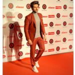 Kartik Aaryan Instagram - Pose maare 😉 About last night ... Styled - @shaleenanathani ❤️