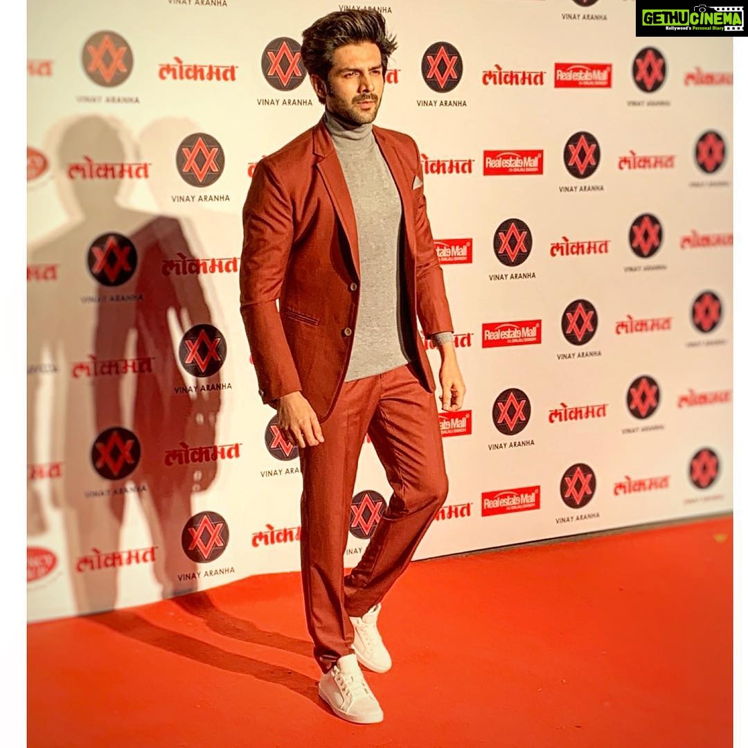Kartik Aaryan Instagram - Pose maare 😉 About last night ... Styled - @shaleenanathani ❤️