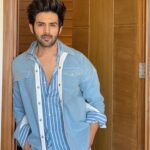 Kartik Aaryan Instagram – Wassup 🤟🏻
#Indore 😎
Styled – @shaleenanathani Indore, India