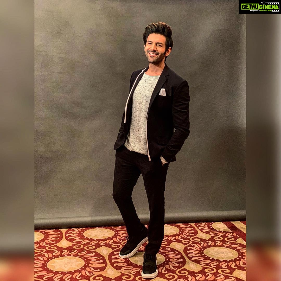 Kartik Aaryan Instagram - #AgendaAajTak18 Spoke about my journey and how life changed in 2018 🙏🏻 Thank you @aajtak ❤️ Styled - @shaleenanathani 😎 New Delhi