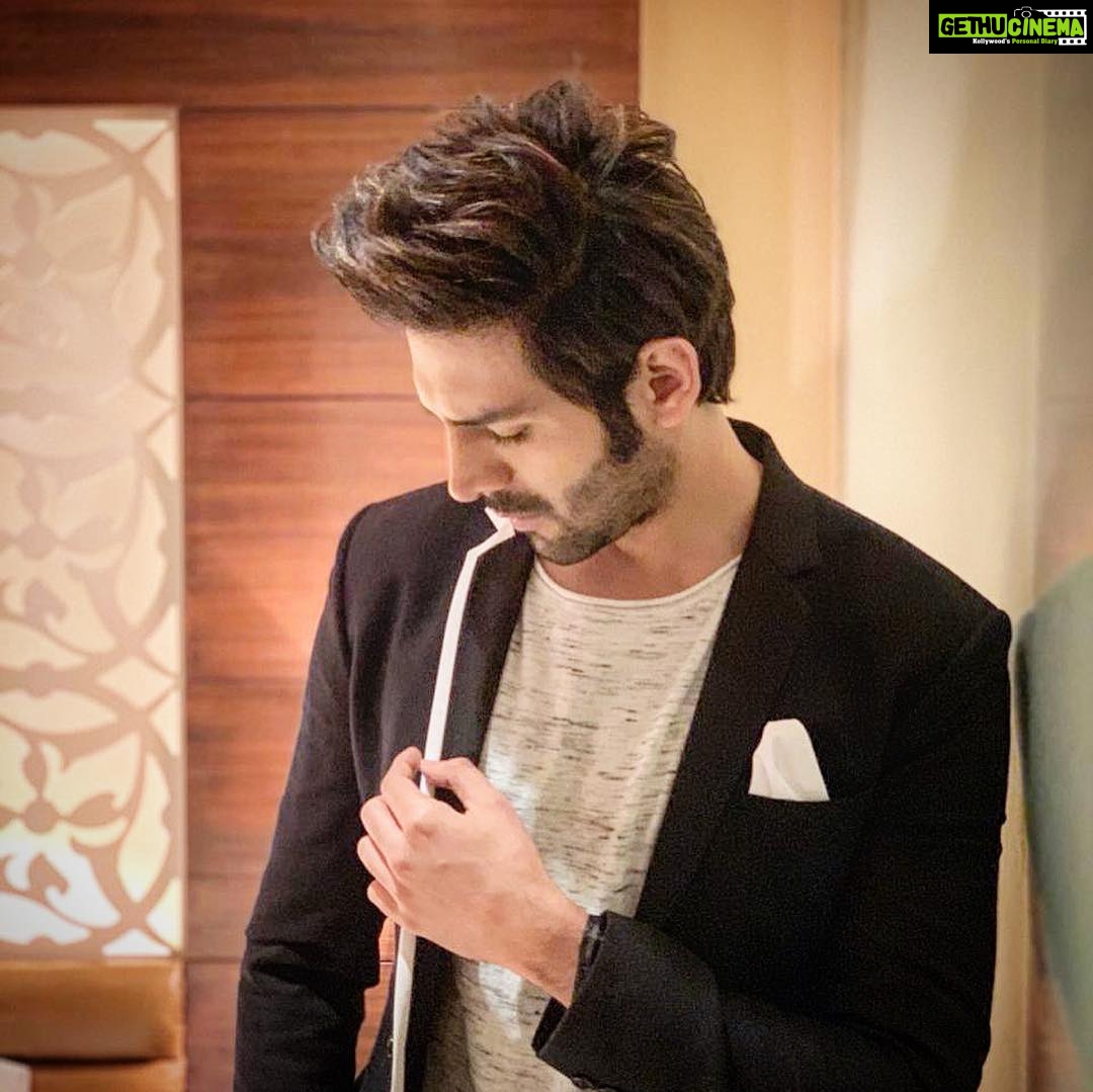 Kartik Aaryan Instagram - #AgendaAajTak18 Spoke about my journey and how life changed in 2018 🙏🏻 Thank you @aajtak ❤️ Styled - @shaleenanathani 😎 New Delhi