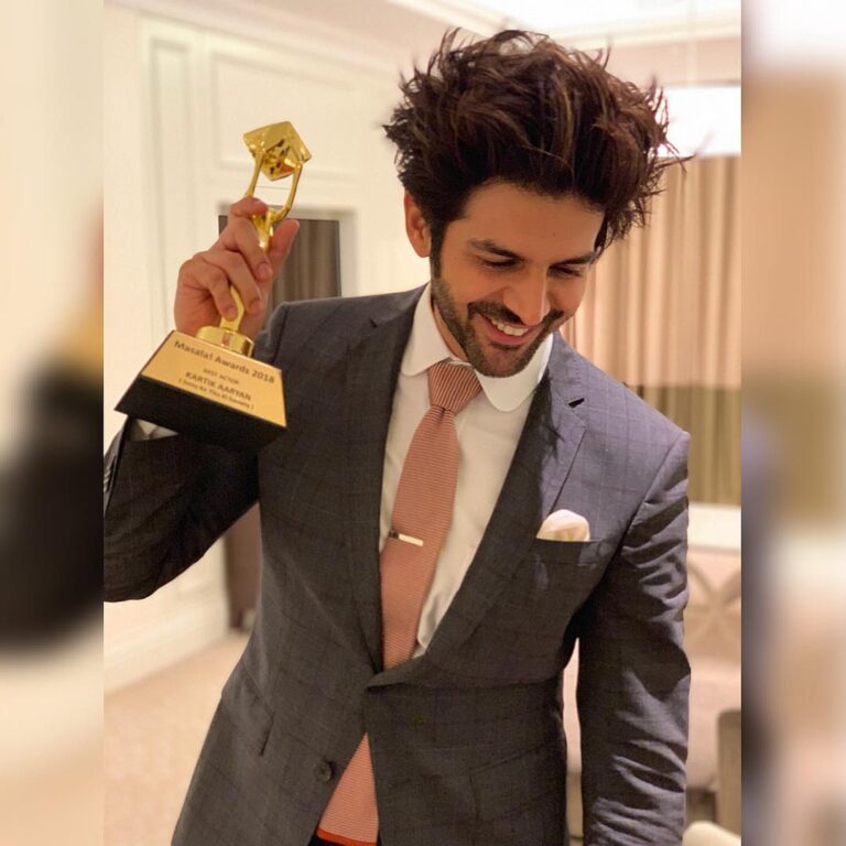 Kartik Aaryan Instagram - Honoured to receive #BestActor2018 at #MasalaAwards for #SonuKeTituKiSweety 🙏🏻 Thank you @masalaUae for the honour :) Sonu will always remain close to my heart ❤ Dubai, United Arab Emirates