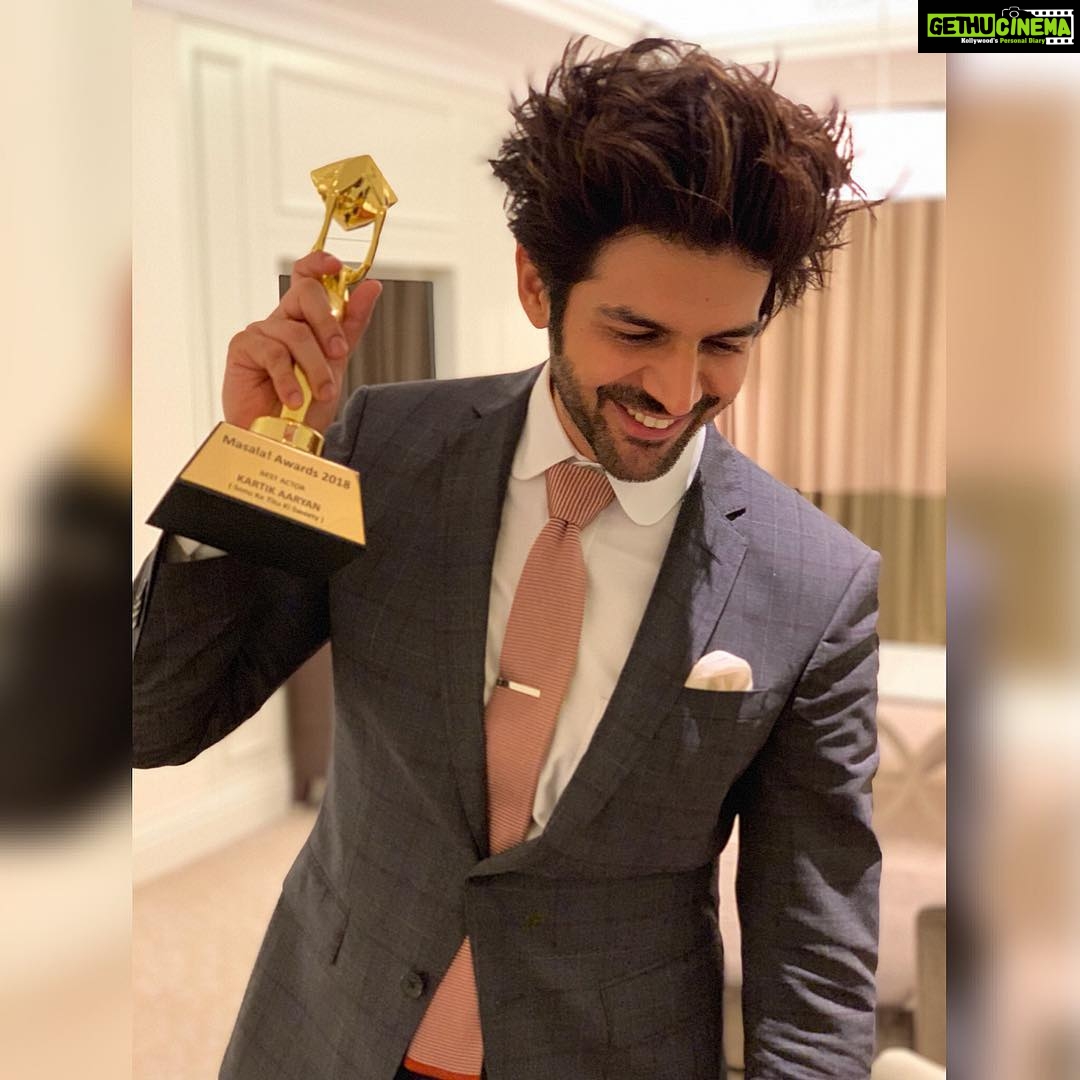 Kartik Aaryan Instagram - Honoured to receive #BestActor2018 at #MasalaAwards for #SonuKeTituKiSweety 🙏🏻 Thank you @masalaUae for the honour :) Sonu will always remain close to my heart ❤ Dubai, United Arab Emirates