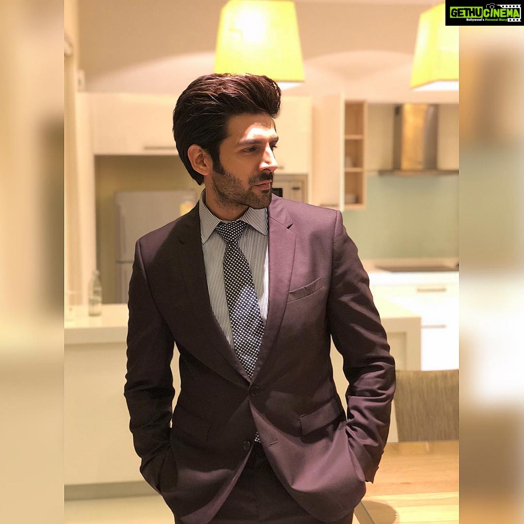 Kartik Aaryan Instagram - About last night Styled @the.vainglorious