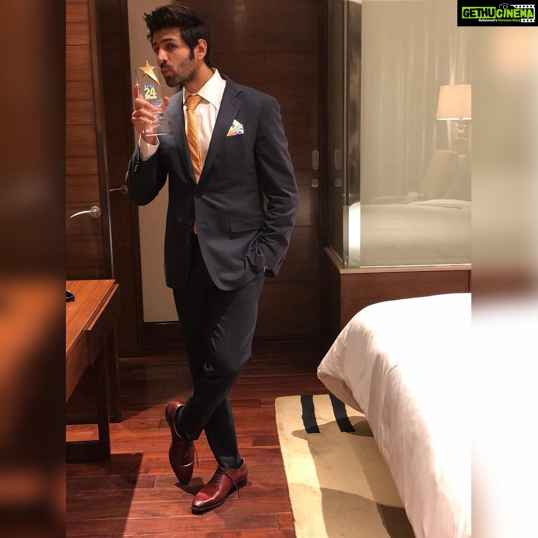 Kartik Aaryan Instagram - Honoured to receive ‘Rising Star Of the Year Award’ 🙏🏻 by Respected Vice President @mvenkaiahnaidu Sir at News24 ‘s Jashne Youngistan.. .... #SONU ❤️ Thank you @News24tvchannel #JashneYoungistan 💪🏻 Delhi, India
