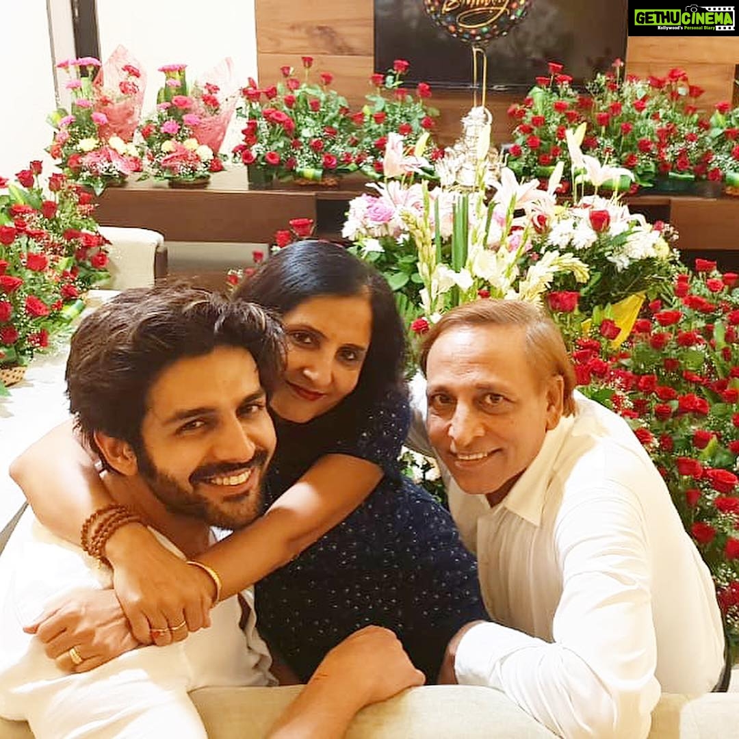 Kartik Aaryan Instagram - One of my most special Birthday !! After a very long time celebrated it with my family ❤️ And Thank you so much for making it even more special with all your Wishes , Flowers, Gifts and Cakes 🎂 😋❤️ #Family #Fans #WellWishers ❤️❤️