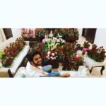 Kartik Aaryan Instagram - One of my most special Birthday !! After a very long time celebrated it with my family ❤️ And Thank you so much for making it even more special with all your Wishes , Flowers, Gifts and Cakes 🎂 😋❤️ #Family #Fans #WellWishers ❤️❤️