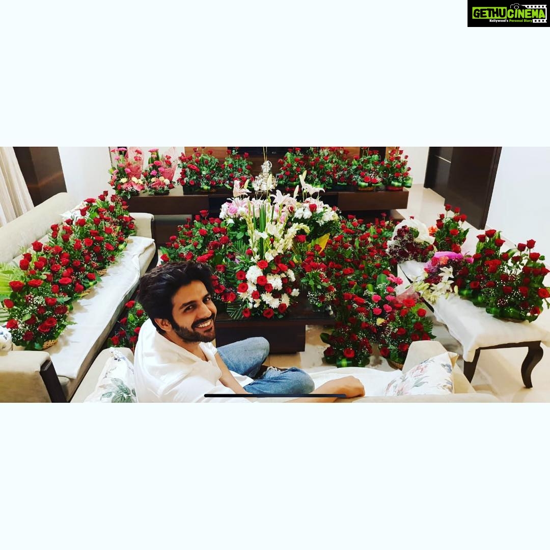 Kartik Aaryan Instagram - One of my most special Birthday !! After a very long time celebrated it with my family ❤️ And Thank you so much for making it even more special with all your Wishes , Flowers, Gifts and Cakes 🎂 😋❤️ #Family #Fans #WellWishers ❤️❤️