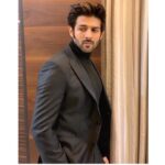 Kartik Aaryan Instagram - It's time to honour the most beautiful and talented women of Hindi cinema! Ready for the #LuxGoldenRoseAwards 🌹